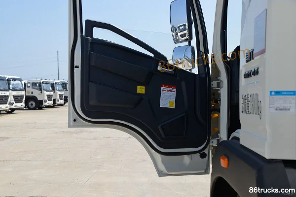 Sinotruk HOWO G5X 220 hp 4X2(6 wheels) Water Sprinkler Truck (Luye Brand)(Capacity 10.67) Cab (2) | 86Trucks