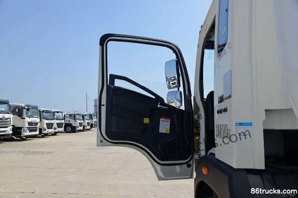 Sinotruk HOWO G5X 220 hp 4X2(6 wheels) Water Sprinkler Truck (Luye Brand)(Capacity 10.67) Cab (1) | 86Trucks