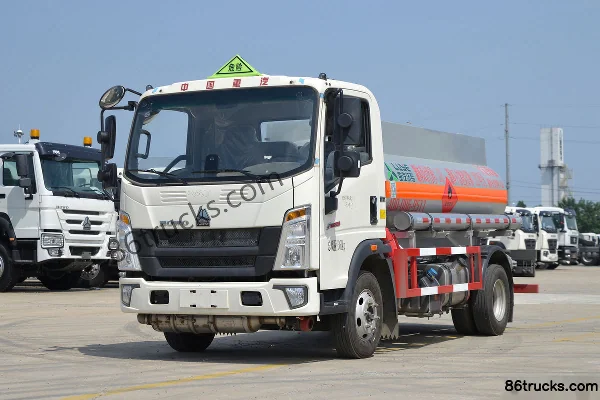 Sinotruk HOWO Hanjiang 130 hp 4X2(6 wheels) Oil Tank Truck (Luye Brand) Exterior (3) | 86Trucks