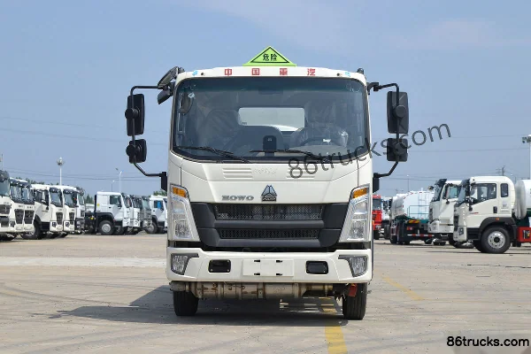 Sinotruk HOWO Hanjiang 130 hp 4X2(6 wheels) Oil Tank Truck (Luye Brand) Exterior (2) | 86Trucks