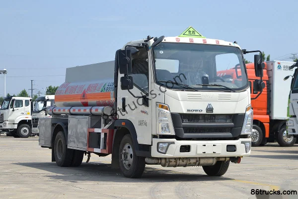 Sinotruk HOWO Hanjiang 130 hp 4X2(6 wheels) Oil Tank Truck (Luye Brand) Exterior