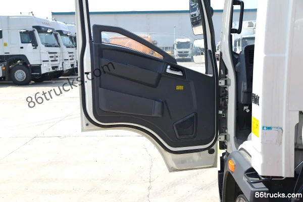 Sinotruk HOWO Hanjiang 130 hp 4X2(6 wheels) Oil Tank Truck (Luye Brand) Cab (2) | 86Trucks