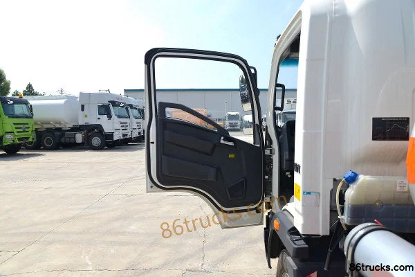 Sinotruk HOWO Hanjiang 130 hp 4X2(6 wheels) Oil Tank Truck (Luye Brand) Cab (1) | 86Trucks