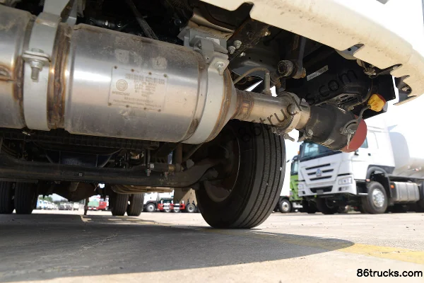 Sinotruk HOWO Hanjiang 130 hp 4X2(6 wheels) Oil Tank Truck (Luye Brand) Chassis (3) | 86Trucks