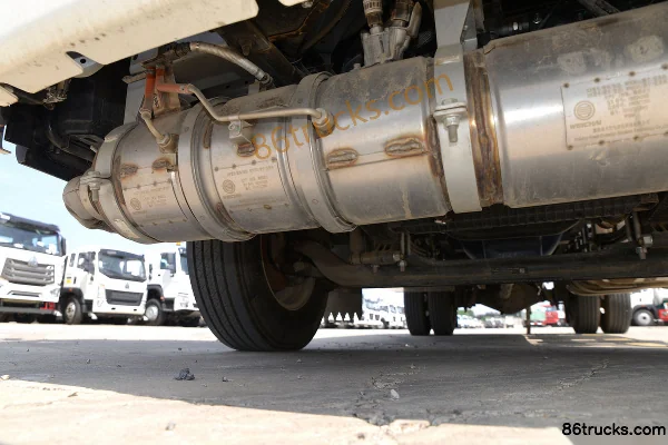 Sinotruk HOWO Hanjiang 130 hp 4X2(6 wheels) Oil Tank Truck (Luye Brand) Chassis (2) | 86Trucks