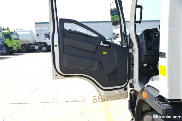 Sinotruk HOWO Hanjiang 160 hp 4X2(6 wheels) Tank Truck (Lvye Brand) Cab (2) | 86Trucks