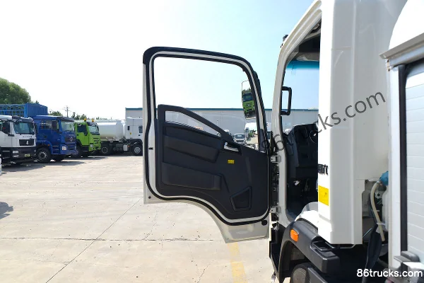 Sinotruk HOWO Hanjiang 160 hp 4X2(6 wheels) Tank Truck (Lvye Brand) Cab (1) | 86Trucks