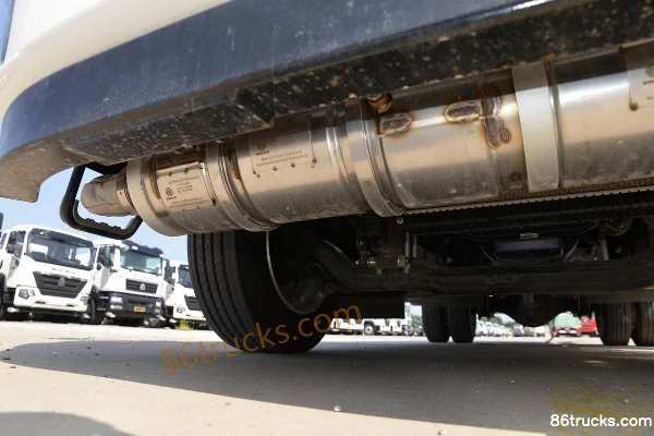 Sinotruk HOWO Hanjiang 160 hp 4X2(6 wheels) Tank Truck (Lvye Brand) Chassis (2) | 86Trucks