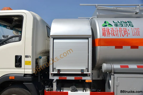 Sinotruk HOWO Hanjiang 160 hp 4X2(6 wheels) Tank Truck (Lvye Brand) Body (3) | 86Trucks