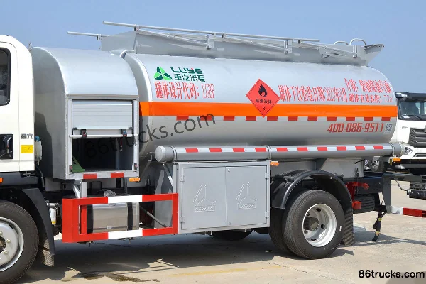 Sinotruk HOWO Hanjiang 160 hp 4X2(6 wheels) Tank Truck (Lvye Brand) Body (1) | 86Trucks