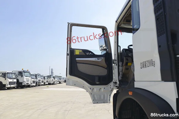 Sinotruk HOWO TX7 350hp 8X4(12 wheels) flammable liquid tanker (Lvye brand) Cab (2) | 86Trucks