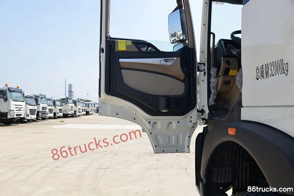 Sinotruk HOWO TX7 350hp 8X4(12 wheels) flammable liquid tanker (Lvye brand) Cab (1) | 86Trucks