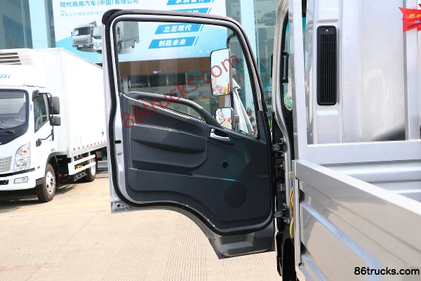 Kama Kaijie M3 2.5L CNG 138 hp 4X2(6 wheels) 5-Speed 4.16m Single-Row Flatbed Light Truck Cab (1) | 86Trucks