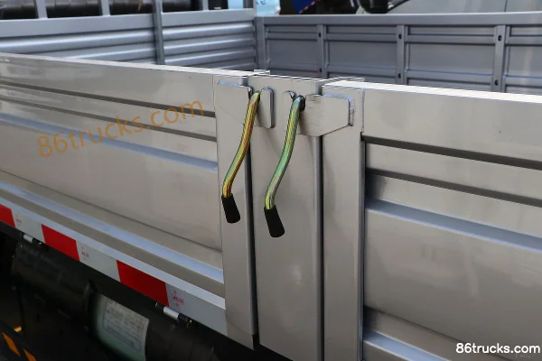 Kama Kaijie M3 2.5L CNG 138 hp 4X2(6 wheels) 5-Speed 4.16m Single-Row Flatbed Light Truck Body (3) | 86Trucks