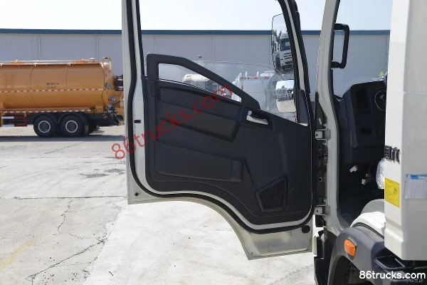 Sinotruk HOWO Hanjiang 160hp 4X2(6 wheels) Vacuum Truck (Lvye Brand) Cab (2) | 86Trucks