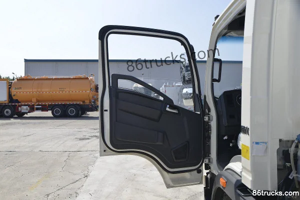 Sinotruk HOWO Hanjiang 160hp 4X2(6 wheels) Vacuum Truck (Lvye Brand) Cab (1) | 86Trucks