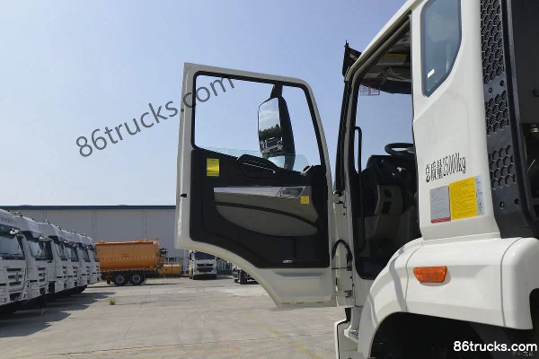 Sinotruk HOWO N5G 310hp 6X4(10 wheels) Water Sprinkler Truck (Lvye Brand) Cab (1) | 86Trucks