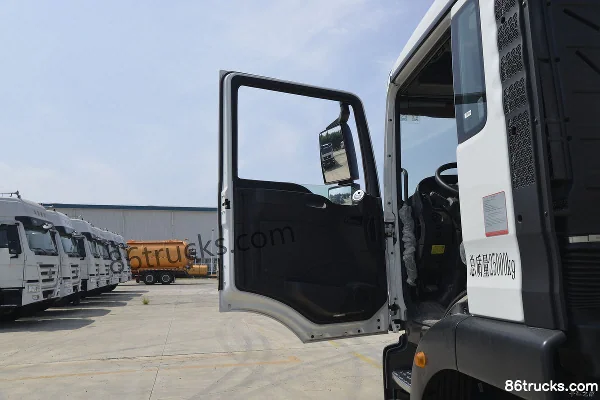 Sinotruk Sitrak SITRAK C5H 310hp 6X4(10 wheels) Water Sprinkler Truck (Lvye Brand)(13.33m³) Cab (1) | 86Trucks