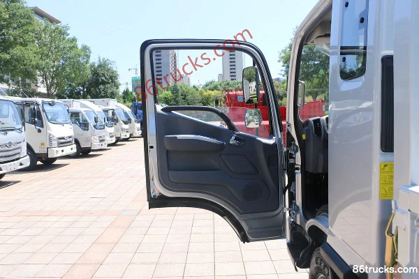 Foton Times Linghang G5 132hp 4X2(6 wheels) 3.83m Crew Cab Flatbed Light Truck (1) | 86Trucks