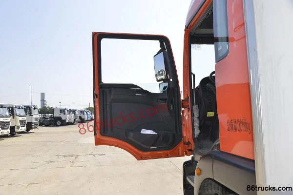 Sinotruk Sitrak G5 250hp 4X2(6 wheels) Refrigerated Truck (Luye Brand) Cab (1) | 86Trucks