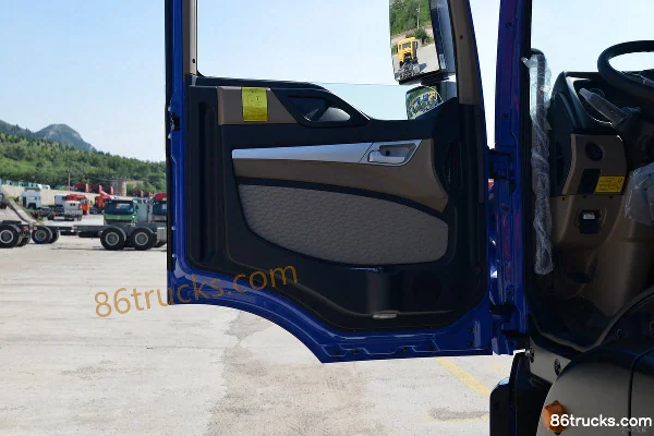 Sinotruk HOWO TX 250hp 4X2(6 wheels) 8.6m wing-opening box cargo truck (China VI)(8-speed) Cab (2) | 86Trucks