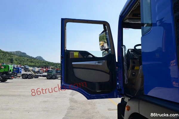 Sinotruk HOWO TX 250hp 4X2(6 wheels) 8.6m wing-opening box cargo truck (China VI)(8-speed) Cab (1) | 86Trucks