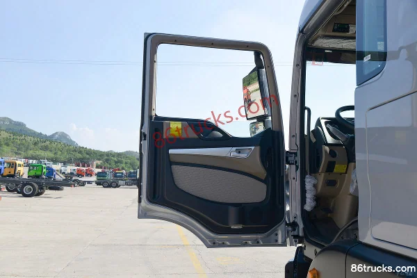 Sinotruk HOWO TX 250hp 4X2(6 wheels) 8.6m box cargo truck (China VI)(8-speed) Cab (1) | 86Trucks