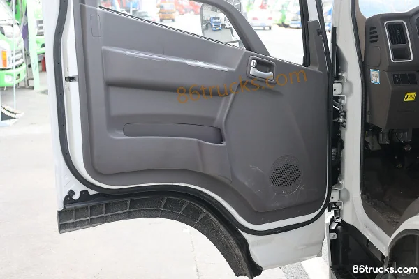 Hyundai Commercial Vehicle Hongtu EV 4.5T 4.14m Single Row Pure Electric Stake Transport Truck 4X2(6 wheels) Interior (2) | 86Trucks