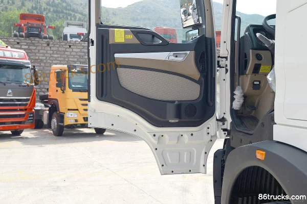 Sinotruk HOWO TX Heavy Truck 460hp 6X4(10 wheels) CNG Dangerous Goods Tractor Truck Cab (2) | 86Trucks