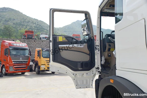 Sinotruk HOWO TX Heavy Truck 460hp 6X4(10 wheels) CNG Dangerous Goods Tractor Truck Cab (1) | 86Trucks