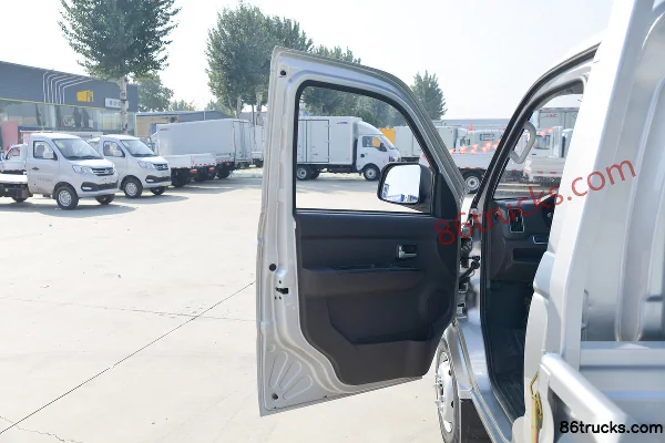 Foton Xiangling V2 1.6L 122 hp 4X2(6 wheels) gasoline 3.3m single-row flatbed mini truck Cab (1) | 86Trucks