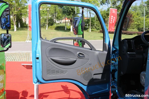 NanJun Ruisheng 130hp 4X2(6 wheels) 4.07m Single Row Stake Light Truck (China VI) Cab (1) | 86Trucks