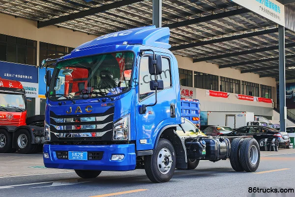 JAC Yunduoduo N8 heavy-duty luxury 160 hp 4X2(6 wheels) 4.18m single-row stake truck Exterior (3) | 86Trucks