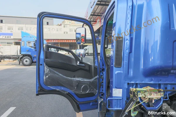 JAC Yunduoduo N8 heavy-duty luxury 160 hp 4X2(6 wheels) 4.18m single-row stake truck Cab (1) | 86Trucks