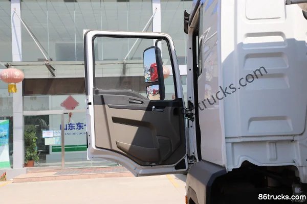SHACMAN Delong M3000S 340 hp 8X4(12 wheels) Concrete Mixer Truck (Lingyu Brand) Cab (1) | 86Trucks
