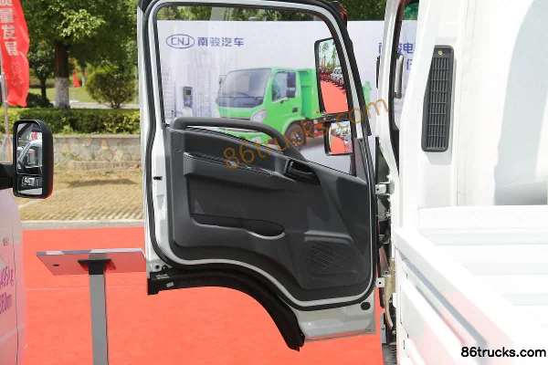 NanJun Ruijie D30 4.5T 4.1m Single Row Pure Electric Panel Light Truck 98.04kWh 4X2(6 wheels) Interior (1) | 86Trucks