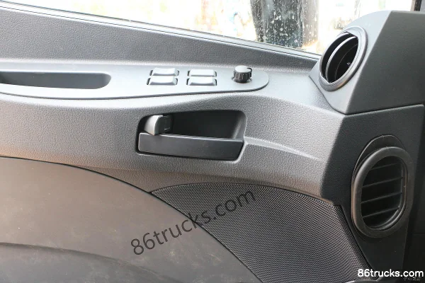 Foton Auman GTL Zhixiang Edition Northern Version 430 hp 6X4(10 wheels) Tractor Truck (China VI) Cab (3) | 86Trucks