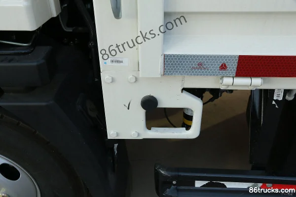 Sinotruk HOWO Tongshuai 130 hp 4X2(6 wheels) 4.15m AMT automatic single-row flatbed light truck (China VI) Body (3) | 86Trucks
