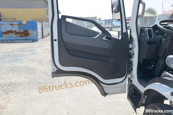Yuejin Chaoyue C300 130hp 4X2(6 wheels) 4.15m Single Row Van Light Truck (China VI) Cab (2) | 86Trucks