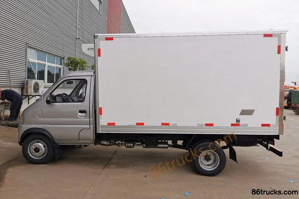 Karry Youjin T70L 1.5L 116hp 4X2(6 wheels) 3.26m Refrigerated Truck (Chengliwei Brand) Exterior (2) | 86Trucks
