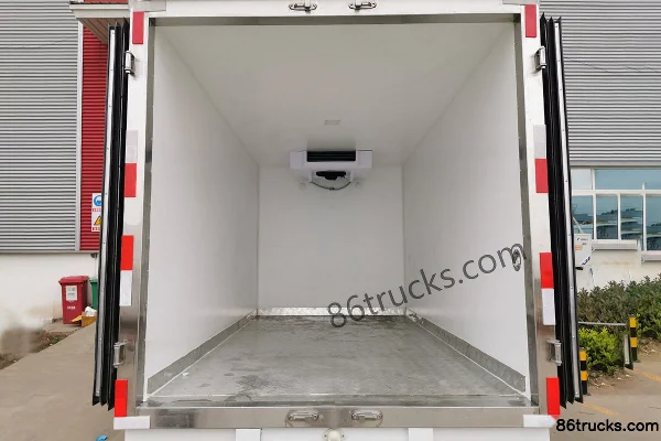 Karry Youjin T70L 1.5L 116hp 4X2(6 wheels) 3.26m Refrigerated Truck (Chengliwei Brand) Cab (1) | 86Trucks