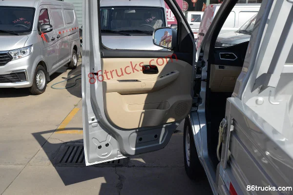 Changan Kuayue Xinbao T3 Luxury 1.6L 122 hp 4X2(6 wheels) gasoline 2.82m single-row flatbed small truck (China VI) (single rear tire) Cab (2