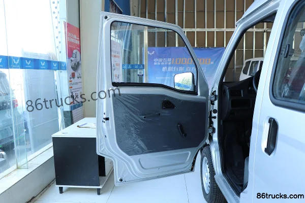 Wuling Zhiguang Extended Practical Type 82 hp 5-Seat 1.2L Van Cab (1) | 86Trucks