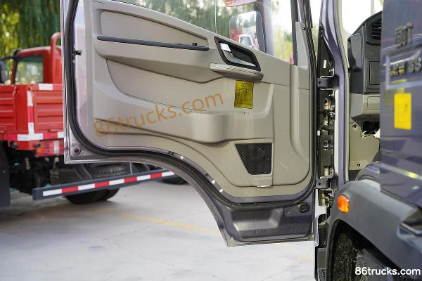 Sinotruk HOWO Tongshuai 190 hp 4X2(6 wheels) 4.85m Half Row Flatbed Cargo Truck (China VI) Cab (3) | 86Trucks