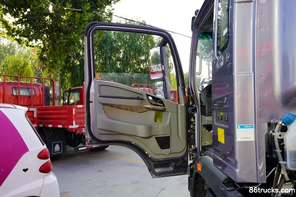 Sinotruk HOWO Tongshuai 190 hp 4X2(6 wheels) 4.85m Half Row Flatbed Cargo Truck (China VI) Cab (1) | 86Trucks