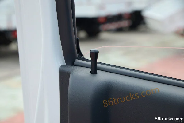 Yuejin Fuxing S80 95hp 4X2(6 wheels) 3.65m single-row flatbed light truck (China VI) Cab (3) | 86Trucks