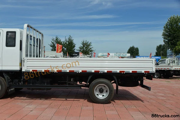 Yuejin Chaoyue C100-33 125 hp 4X2(6 wheels) 3.775m semi-cab flatbed light truck Body (2) | 86Trucks