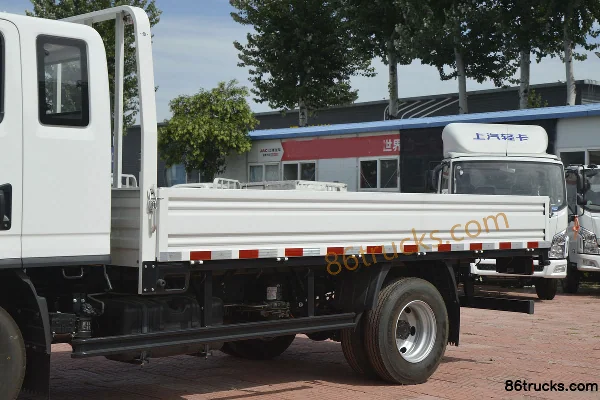 Yuejin Chaoyue C100-33 125 hp 4X2(6 wheels) 3.775m semi-cab flatbed light truck Body (1) | 86Trucks
