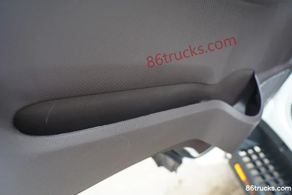 JAC Junling S6 130 hp 4X2(6 wheels) 4.15m single-row van light truck (China VI) Cab (3) | 86Trucks