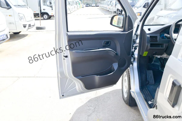 Wuling EV50 2,5 T 2 places 4,49 m fourgon électrique 35,904 kWh Cabine (2) | 86Trucks